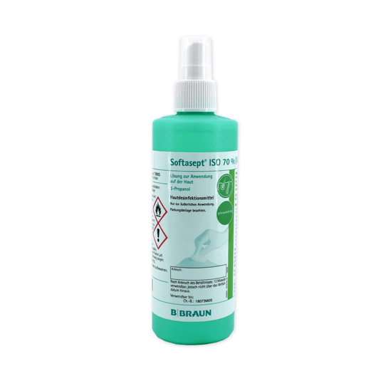 Una bottiglia verde con la scritta «B. Braun «Softasept ISO 70% Disinfettante cutaneo», dotato di un erogatore a spruzzo e destinato alla disinfezione della pelle, contiene un disinfettante alcolico efficace contro i batteri. L’etichetta riporta diversi simboli e avvertenze di sicurezza; nella parte inferiore è riportato il nome del marchio «B. Braun "Deutschland GmbH & Co. KG" è riportata.