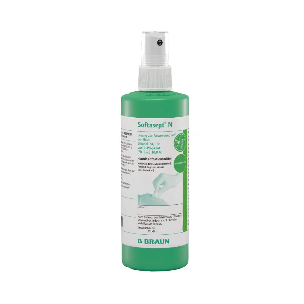 Una bottiglia verde di B. Braun Softasept® N disinfettante per la pelle, prodotta da B. Braun Deutschland GmbH & Co. KG, è ideale per l'uso prima dell'iniezione e dispone di un ugello spray. L'etichetta contiene istruzioni e informazioni sul prodotto, mentre la bottiglia è posizionata in piedi su uno sfondo bianco.