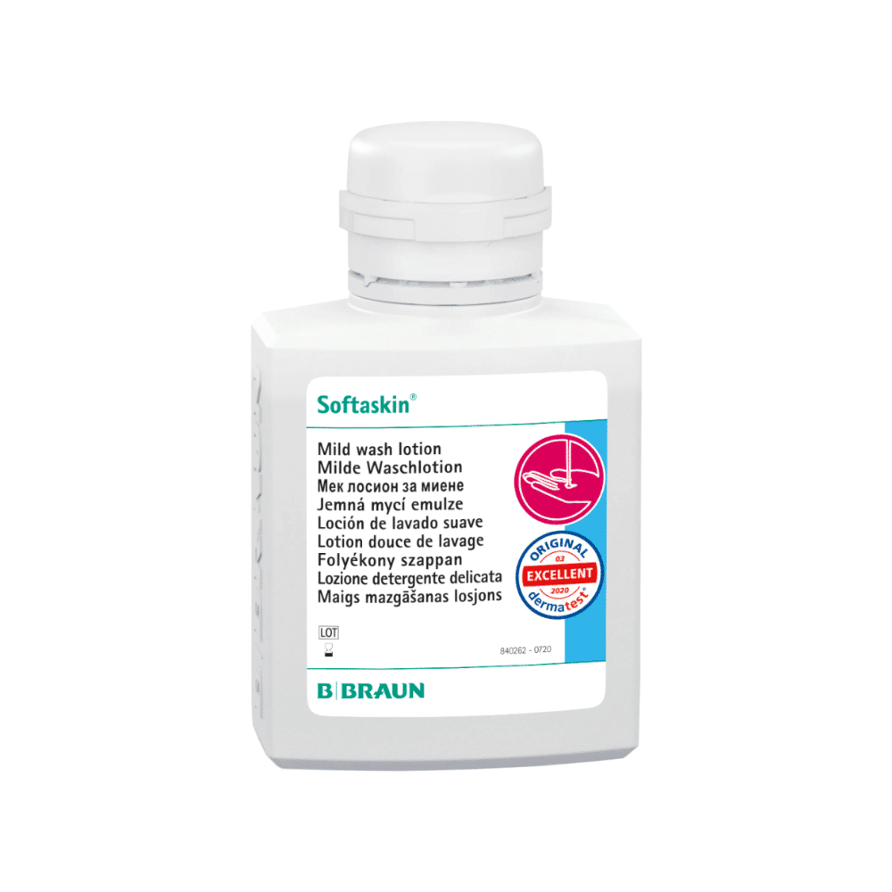 Su una bottiglia bianca è scritto "B. Braun Softaskin® Waschlotion" e un testo multilingue descrive la lozione come una lozione detergente delicata ed ecologica. Sulla bottiglia è posizionato in modo prominente un sigillo di qualità e sul fondo è stampato il nome "B. Braun Deutschland GmbH & Co. KG", che garantisce che la lozione sia priva di microplastiche.