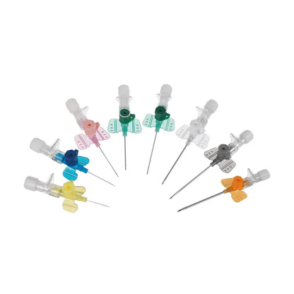 Una disposizione semicircolare di otto cateteri intravenosi Vasofix® Safety di B. Braun Deutschland GmbH & Co. KG, ciascuno con un'ala colorata nei colori rosa, blu, giallo e verde. Questi cateteri FEP sono progettati per applicazioni mediche e garantiscono un uso sicuro ed efficace.