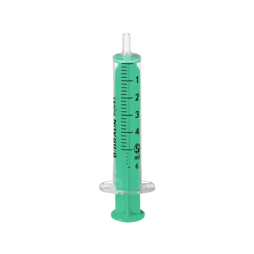 Una B. Braun Injekt® Luer Solo siringa monouso con attacco Luer, siringa eccentrica di B. Braun Deutschland GmbH & Co. KG, con un design verde traslucido con misure chiaramente marcate da 1 a 5 millilitri, uno stantuffo piatto e un attacco Luer eccentrico con punta conica. La siringa è senza ago e viene mostrata su uno sfondo bianco semplice.