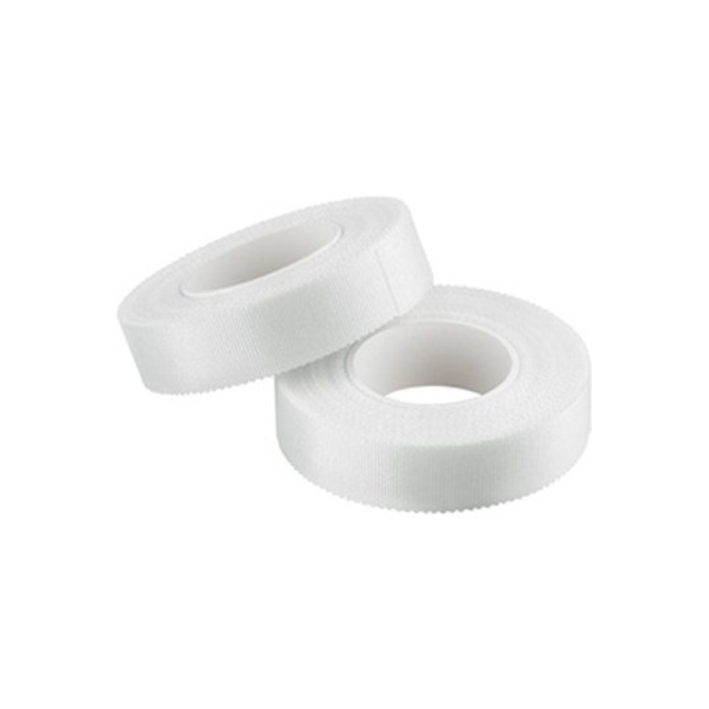 Due rotoli di cerotto di seta B.Braun ASKINA con dimensioni di 2,5 cm x 5 m sono impilati su uno sfondo bianco. Prodotti da B. Braun Deutschland GmbH & Co. KG, questi nastri delicati sulla pelle offrono un'adesione sicura per uso medico o generale. Ogni rotolo è dotato di un nucleo di cartone centrale, che garantisce un'applicazione semplice e prestazioni affidabili.