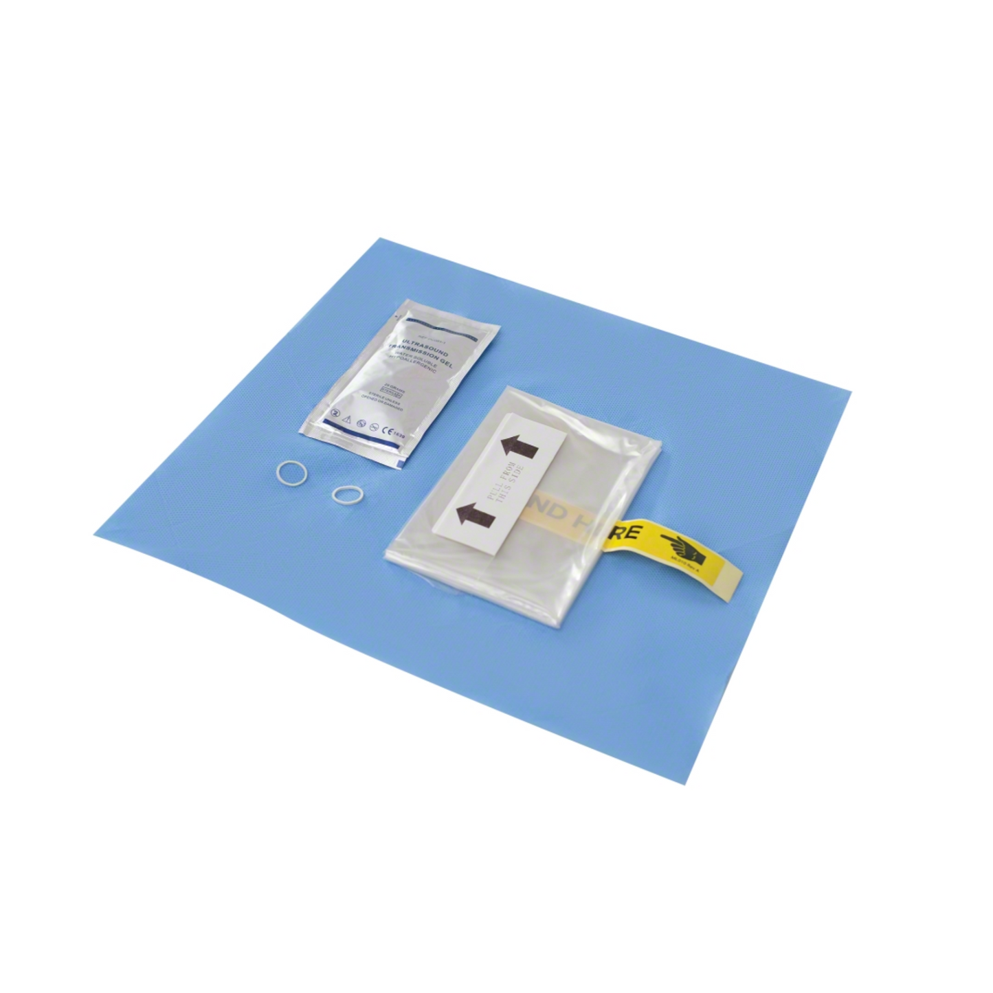 Il coprisonda EZCOVER® B. Braun per applicazioni ecografiche sterili, 15x30 cm | 1 pezzo di B. Braun Deutschland GmbH & Co. KG è presentato su un telo operatorio blu. Il kit contiene un imballaggio sigillato con un articolo rotondo, una striscia etichettata con frecce e due piccoli nastri rotondi bianchi per garantire la sicurezza del processo.