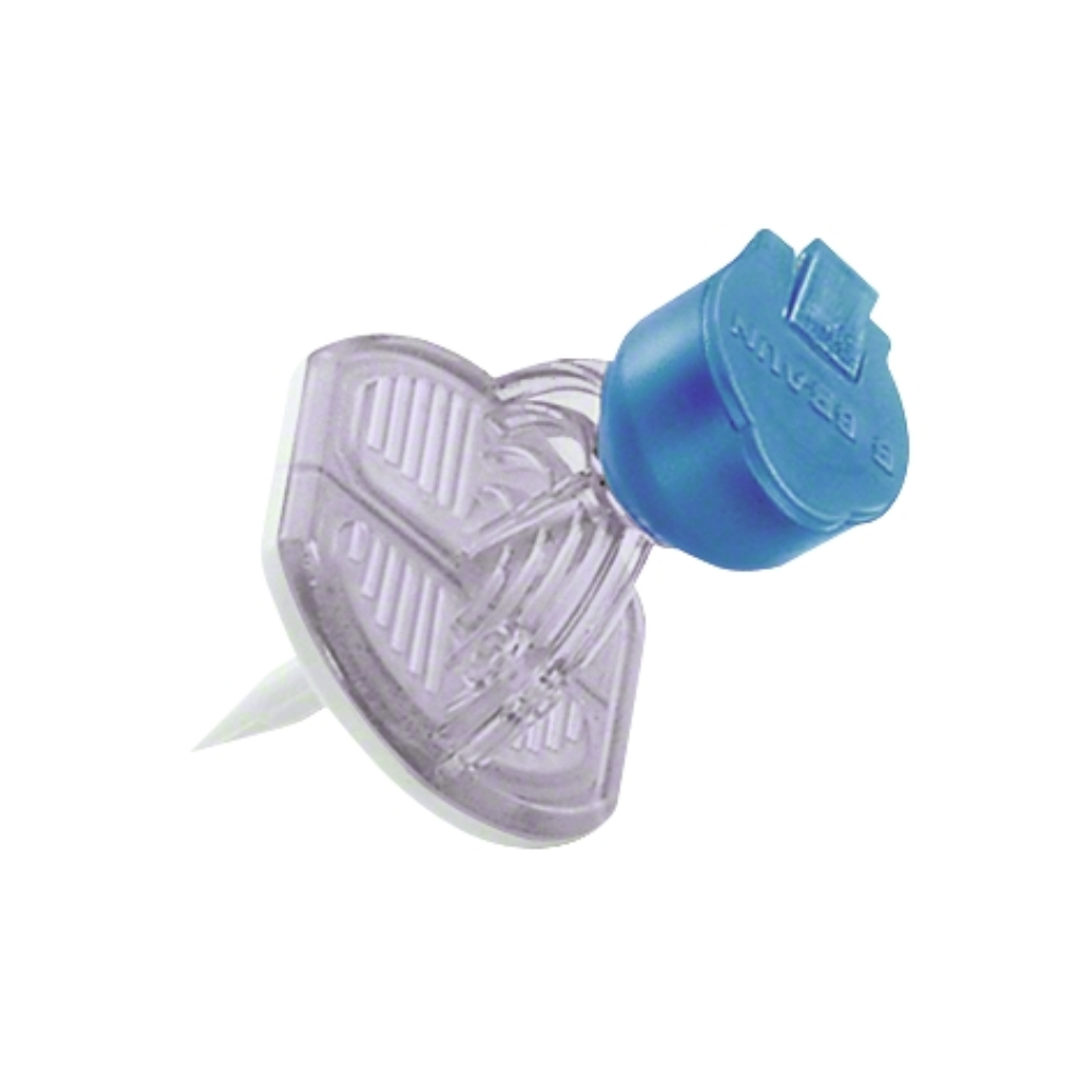Un oggetto trasparente di plastica o vetro con un tappo blu e una punta simile a un ago che ricorda una micro punta sporge dal terreno. Sembra essere parte del filtro B.Braun Mini-Spike® con micro punta di B. Braun Deutschland GmbH & Co. KG, progettato per l'uso con sistemi di contenitori multidose.