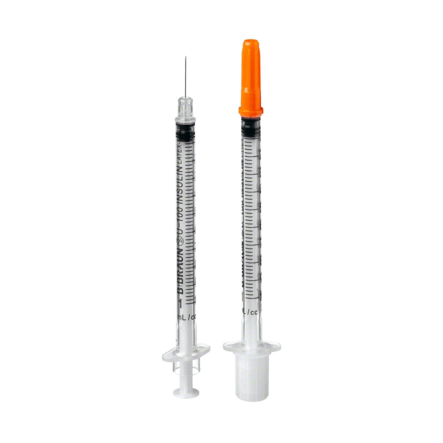 Due B. Braun siringhe per insulina Omnican® 100 di B. Braun Deutschland GmbH & Co. KG sono in piedi su uno sfondo bianco. Una siringa ha l'ago sottile visibile, mentre l'altra, destinata alla somministrazione sottocutanea di insulina, ha un cappuccio arancione posto sull'ago. Entrambe le siringhe presentano marcature di misurazione evidenti sul cilindro.