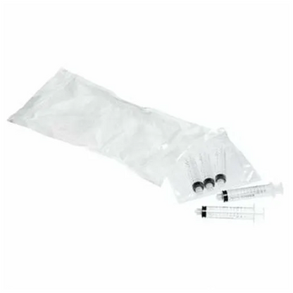 Cinque siringhe B.Braun ProSet Intrafix® Primeline Omnifix del marchio B. Braun Deutschland GmbH & Co. KG giacciono su sfondo bianco, tre in una confezione di plastica trasparente, due sono senza confezione e si distinguono su uno sfondo chiaro e semplice.