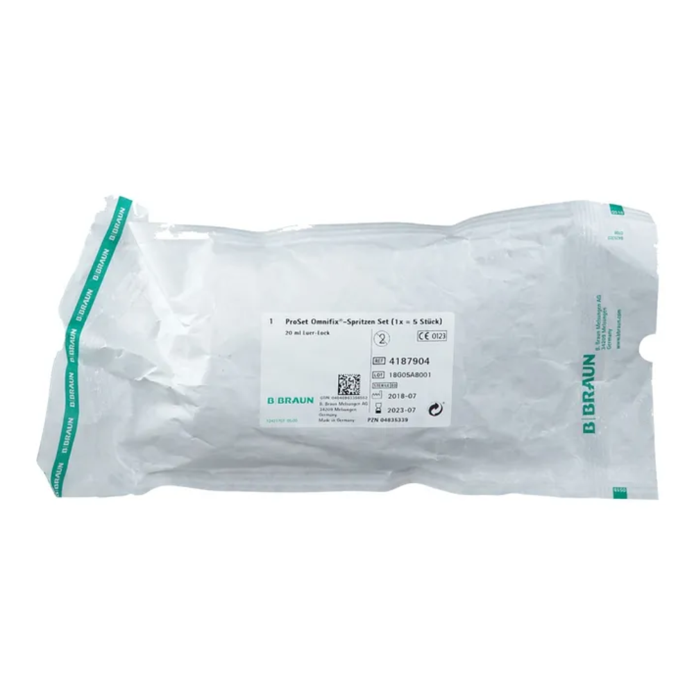 Una confezione di plastica trasparente porta il logo B.Braun, dettagli del prodotto e codici a barre su sfondo bianco e contiene il set di siringhe Perfusor Omnifix con la denominazione "B.Braun ProSet Intrafix® Primeline Omnifix-Spritzen Set 20 ml LL | 1 pezzo" di B. Braun Deutschland GmbH & Co. KG.