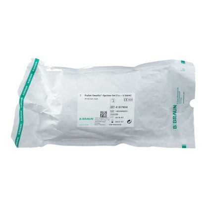 Una confezione di plastica trasparente porta il logo B.Braun, dettagli del prodotto e codici a barre su sfondo bianco e contiene il set di siringhe Perfusor Omnifix con la denominazione "B.Braun ProSet Intrafix® Primeline Omnifix-Spritzen Set 20 ml LL | 1 pezzo" di B. Braun Deutschland GmbH & Co. KG.