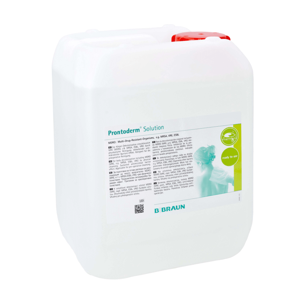 Un ampio contenitore bianco con manico, che contiene la "soluzione B.Braun Prontoderm® per la decolonizzazione da MRE della pelle e delle mucose" di B. Braun Deutschland GmbH & Co. KG, garantisce un'eccellente compatibilità cutanea. L'etichetta contiene un piccolo testo e un logo verde, oltre a un'immagine di una persona. Il contenitore, appositamente sviluppato per la decolonizzazione da MRE, è chiuso in modo sicuro con un tappo rosso.
