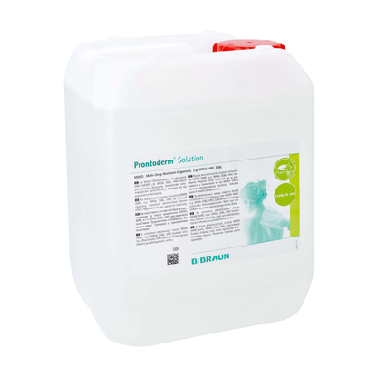 Un ampio contenitore bianco con manico, che contiene la "soluzione B.Braun Prontoderm® per la decolonizzazione da MRE della pelle e delle mucose" di B. Braun Deutschland GmbH & Co. KG, garantisce un'eccellente compatibilità cutanea. L'etichetta contiene un piccolo testo e un logo verde, oltre a un'immagine di una persona. Il contenitore, appositamente sviluppato per la decolonizzazione da MRE, è chiuso in modo sicuro con un tappo rosso.