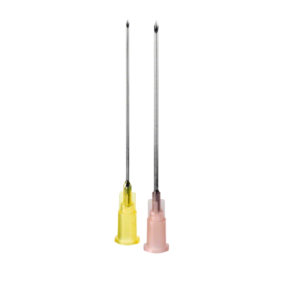 L'immagine mostra due B. Braun aghi Sterican® per uso intramuscolare, aghi a taglio corto, prodotti da B. Braun Deutschland GmbH & Co. KG, con mozzi in plastica gialli e rosa. Ogni ago è realizzato in acciaio al cromo-nichel ed è destinato all'uso intramuscolare.