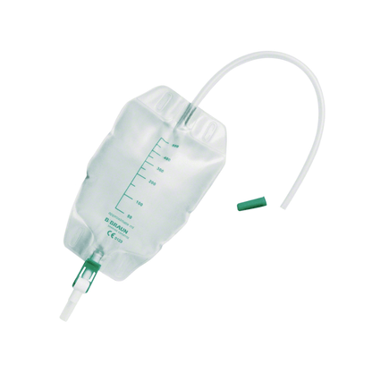 Il sacchetto per gamba Urimed® B'Bags, 500 ml di B. Braun Deutschland GmbH & Co. KG è un sacchetto per drenaggio urinario trasparente senza DEHP con scala di misurazione e tubo flessibile, progettato per la gestione dell'incontinenza urinaria. Dispone di un tappo verde ed è fotografato su uno sfondo bianco.
