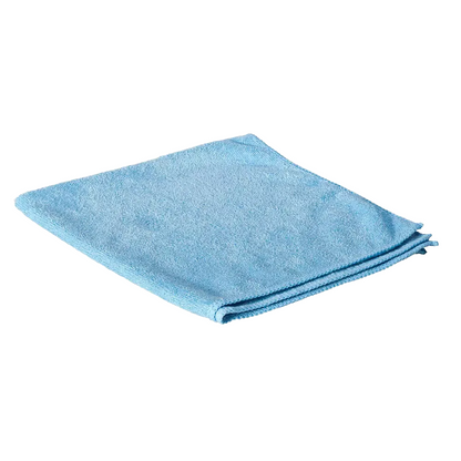 Su sfondo bianco è visibile un panno in microfibra AMPri Clean Comfort 40 x 40, piegato ordinatamente in azzurro chiaro della AMPri Handelsgesellschaft mbH.