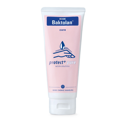 Un tubo di crema BODE Baktolan® protect+ pure della Paul Hartmann AG con etichetta rosa e testo blu, dotato del logo del marchio e della dicitura "cura rigenerante emulsione o/a" di B.