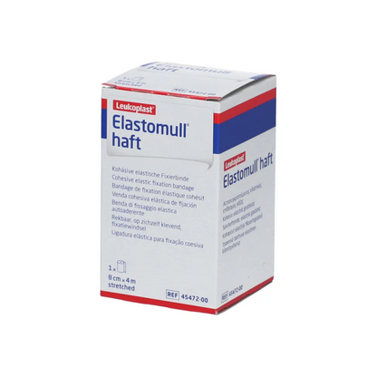 Esposta è una scatola di BSN Elastomull® haft, una benda elastica di fissaggio della BSN Medical GmbH in polimero privo di lattice. La confezione prevalentemente bianca è decorata con accenti rossi e blu e contiene testo in diverse lingue.