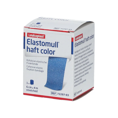 Sulla confezione della benda coesiva BSN Elastomull® haft color della BSN Medical GmbH è raffigurata una benda coesiva blu. Contiene informazioni come dimensioni (6 cm x 4 m esteso) e numero di articolo (72207-03) e sottolinea l'esecuzione come benda elastica di fissaggio.