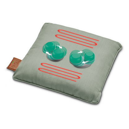 Un cuscino massaggiante a batteria MG 139 quadrato e grigio Beurer di Beurer GmbH mostra un'immagine di quattro forme circolari turchesi con frecce bianche che indicano la rotazione. Sopra e sotto i cerchi sono visibili tre serie di linee rosse parallele. Su un bordo è attaccata un'etichetta marrone con testo.