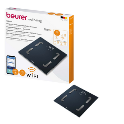 Un'immagine di una bilancia pesapersone Beurer BF 880 con WIFI di Beurer GmbH, con connettività WiFi e Bluetooth. La bilancia è nera con accenti argentati e ha un display digitale. La confezione del prodotto viene mostrata e mette in evidenza funzioni come l'analisi della massa grassa, la compatibilità con l'app e l'app Beurer HealthManager Pro per il monitoraggio della salute.