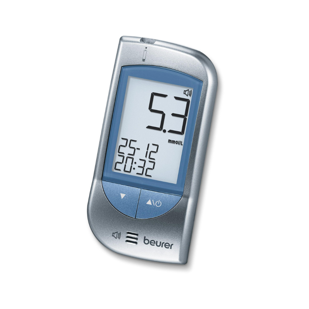Un misuratore di glicemia digitale Beurer GL 34 mmol/L con un valore di misurazione di 5,3 mmol/L dispone di un display, su cui sono visualizzati anche la data 25-12 e l'ora 20:32. L'elegante dispositivo argento-blu con il logo "Beurer" sulla parte inferiore fa parte di un pratico set iniziale della Beurer GmbH.