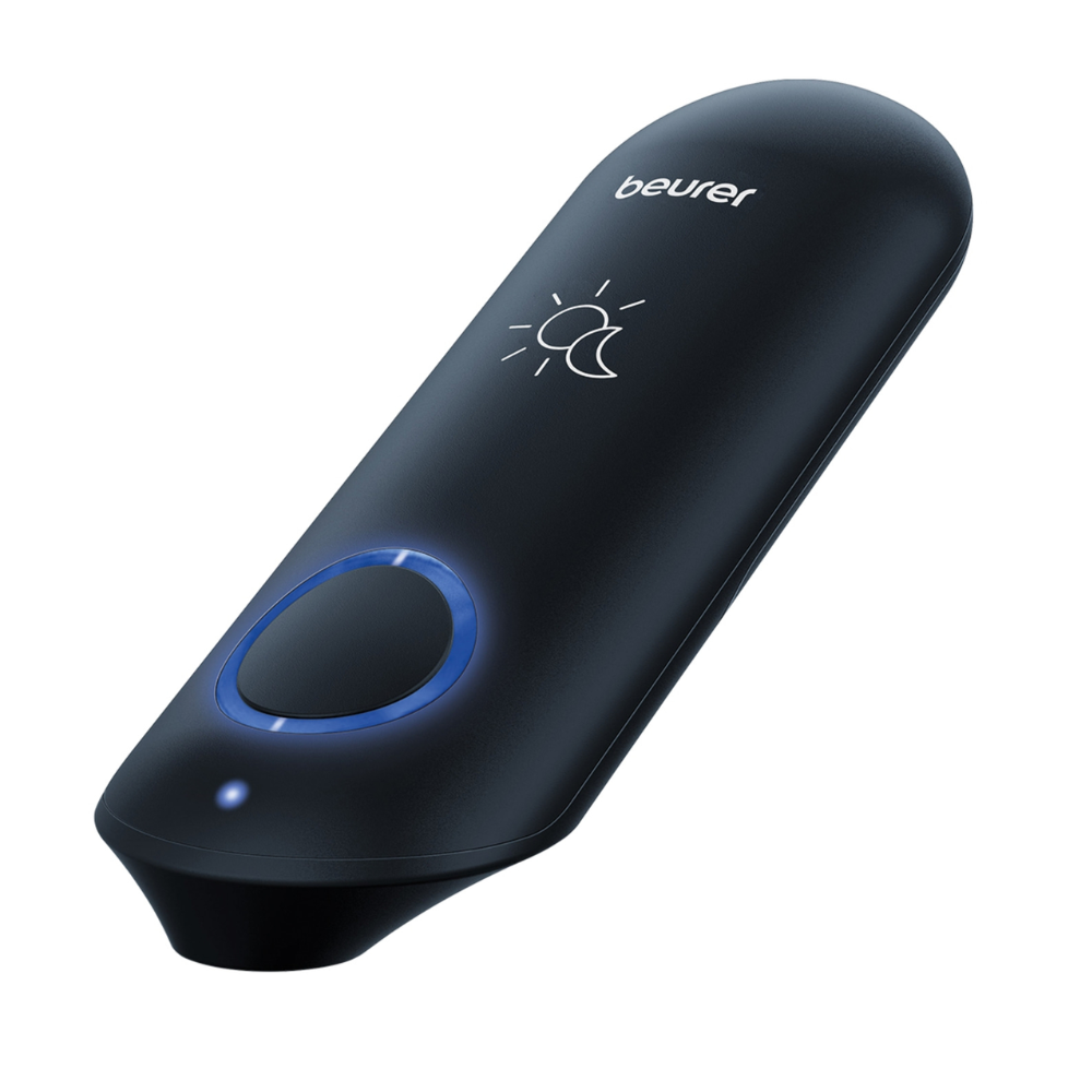 Un guaritore elettronico portatile per punture di insetti BR 90 nero di Beurer con parte superiore arrotondata e un pulsante rotondo illuminato di blu sul davanti. Il marchio "Beurer GmbH" è stampato in alto e sopra il pulsante per il trattamento delle punture di insetti c'è un simbolo con un sole e una luna crescente.