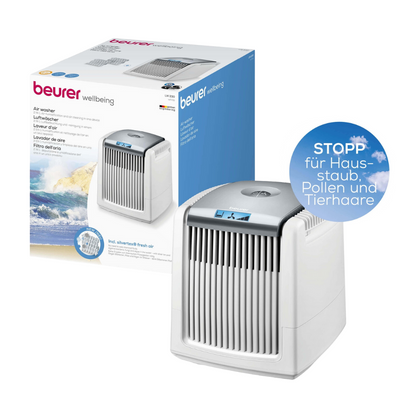 Immagine di un depuratore d'aria Beurer LW 230 bianco di Beurer GmbH e della sua confezione (confezione, 1 pezzo). Il dispositivo è bianco con una piastra frontale ventilata e un display in alto. La confezione mette in evidenza le sue funzioni, tra cui la purificazione dell'aria, mentre un'etichetta tonda blu indica che ferma polvere domestica, polline e peli di animali.