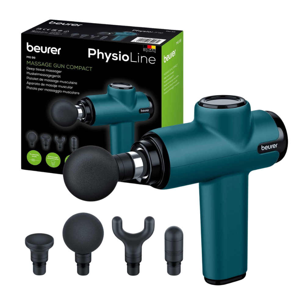Immagine di una compatta pistola per massaggio MG 99 Beurer con quattro accessori intercambiabili sul davanti. La pistola da massaggio blu della Beurer GmbH, dotata di una potente batteria agli ioni di litio, è mostrata in modo prominente accanto alla confezione, che contiene un'immagine della pistola e degli accessori, oltre a dettagli del prodotto in più lingue.