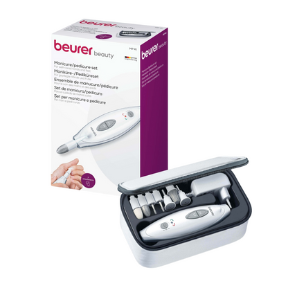 Il set per manicure/pedicure MP 41 della Beurer GmbH viene mostrato con una borsa da trasporto. La borsa aperta offre una vista di vari strumenti, tra cui una fresa per unghie e accessori. Accanto si trova la confezione del prodotto, su cui è visibile un'immagine del set e il marchio "Beurer". Una luce LED integrata aumenta la precisione durante l'uso.