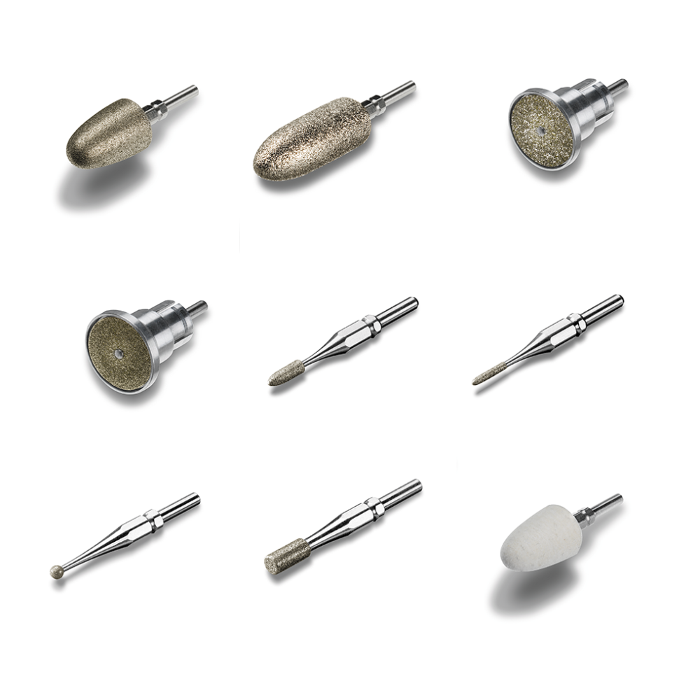 Immagine di dieci diversi trapani per lucidatura e levigatura dentale disposti in una griglia. I trapani assomigliano a quelli nel pacchetto di accessori per manicure/pedicure MP 60 (10 pezzi) della Beurer GmbH e hanno forme diverse - punte cilindriche, coniche e sferiche - e presentano strutture di superficie che vanno da lisce a ruvide per vari interventi odontoiatrici.