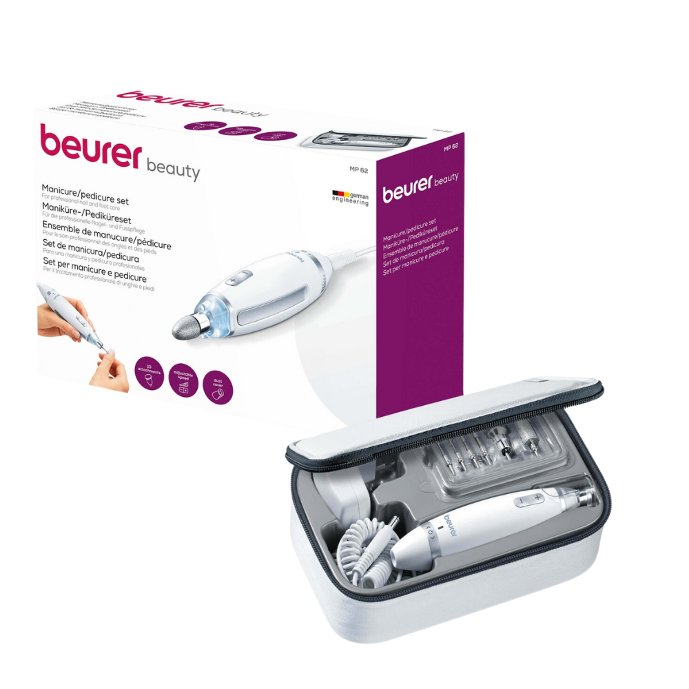 Ein Beurer MP 62 Maniküre-/Pediküreset in einer weiß-violetten Schachtel mit der Aufschrift „Beurer GmbH“. Die Schachtel zeigt Bilder des Geräts im Einsatz. Vor der Schachtel befindet sich eine Aufbewahrungstasche mit Reißverschluss, in der sich das Gerät, verschiedene Aufsätze und ein LED-Licht für verbesserte Präzision befinden.