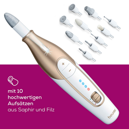Il dispositivo elettrico per manicure e pedicure Beurer MP 64 set per manicure/pedicure della Beurer GmbH nel design oro-bianco con pulsanti di controllo viene fornito con dieci accessori di alta qualità in zaffiro e feltro. Sopra il dispositivo è raffigurato su sfondo viola: "con 10 accessori di alta qualità in zaffiro e feltro".