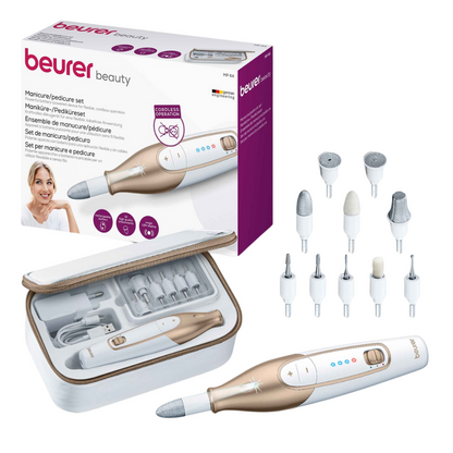 Immagine di un set per manicure/pedicure Beurer MP 64 di Beurer GmbH. Il set include una lima elettrica per unghie con accessori in zaffiro e feltro, una custodia e una scatola di imballaggio. Sulla confezione sono raffigurati un'immagine del prodotto e di una persona, oltre a un testo con specifiche dettagliate del prodotto.
