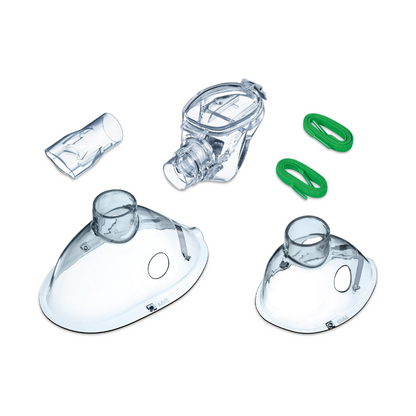 Un set di maschere respiratorie trasparenti in plastica, composto da una maschera intera, due maschere più piccole, un boccaglio e due bande elastiche verdi, compatibile con il Beurer Yearpack per l'inalatore IH 40 & IH 55 della Beurer GmbH. I componenti sono disposti su uno sfondo bianco.