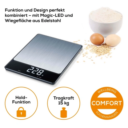 La Beurer KS 34 XL bilancia da cucina in acciaio inossidabile (articolo fuori produzione, 1 pezzo) di Beurer GmbH mostra "228g" sul display LED. Grazie alla capacità di 15 kg e alla funzione di mantenimento, è ideale per farina, uova e fiocchi d'avena.