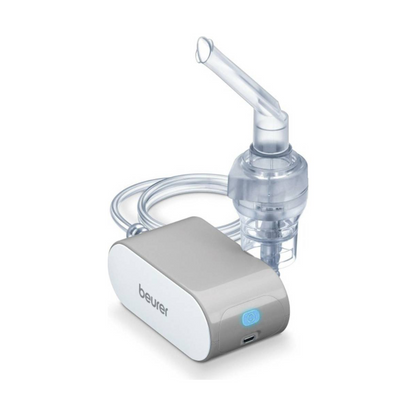 L'articolo fuori produzione: Beurer piccolo inalatore IH 58 della Beurer GmbH è un nebulizzatore portatile con maschera trasparente, tubo, base compatta bianco-grigia e stazione di ricarica USB - perfetto per la gestione dell'asma o delle malattie respiratorie.