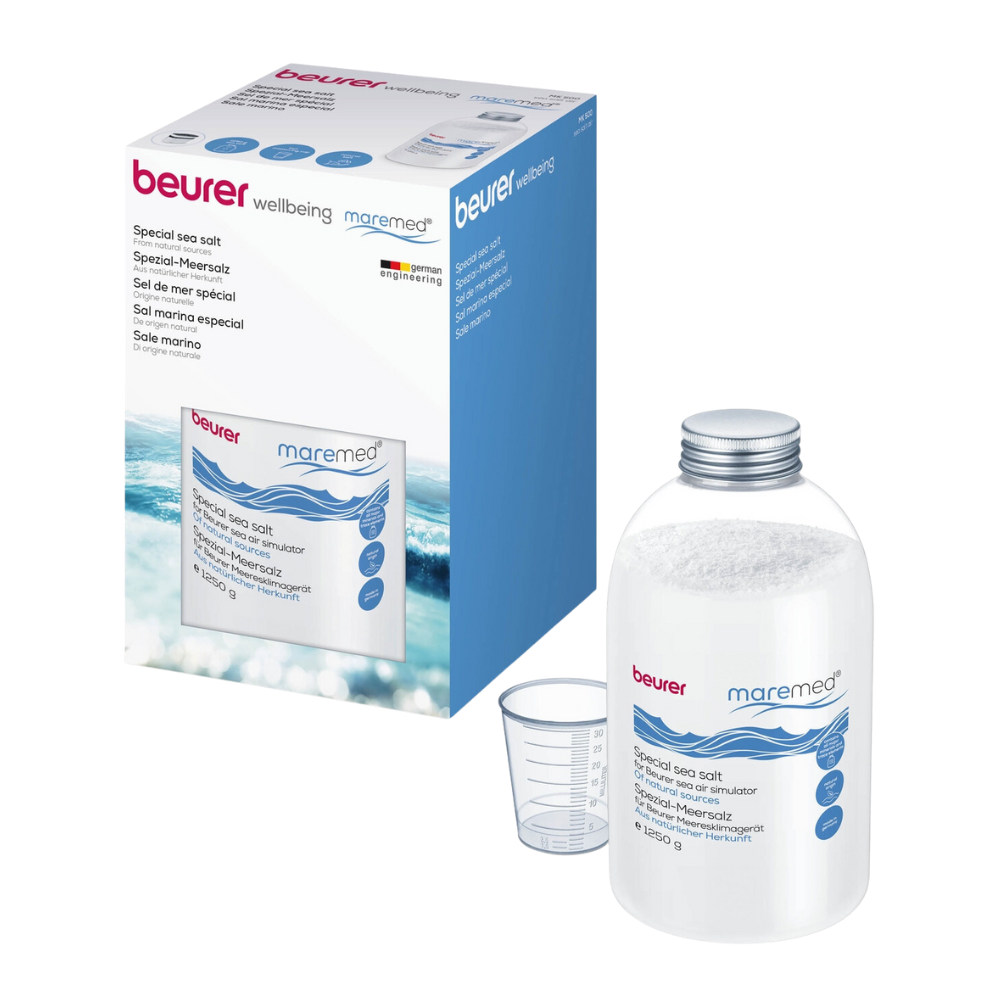 Un'immagine del prodotto mostra un contenitore di plastica trasparente, riempito con Beurer maremed® MK Special-Sale Marino incl. misurino | Confezione (1 pezzo) ed etichettato con "Beurer GmbH". Accanto, la scatola di imballaggio mostra lo stesso marchio e descrizione in diverse lingue. Accanto al contenitore c'è anche un misurino.