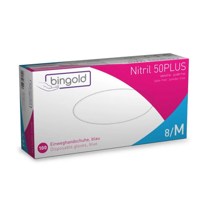 Una scatola di guanti monouso Bingold Nitril 50PLUS, Blu della BINGOLD GmbH + Co. KG contiene 100 guanti blu, taglia 8/M. La scatola blu-bianca con accenti rossi riporta la scritta "senza lattice, senza polvere" e serve per la protezione contro i pericoli chimici con testi in tedesco e inglese.