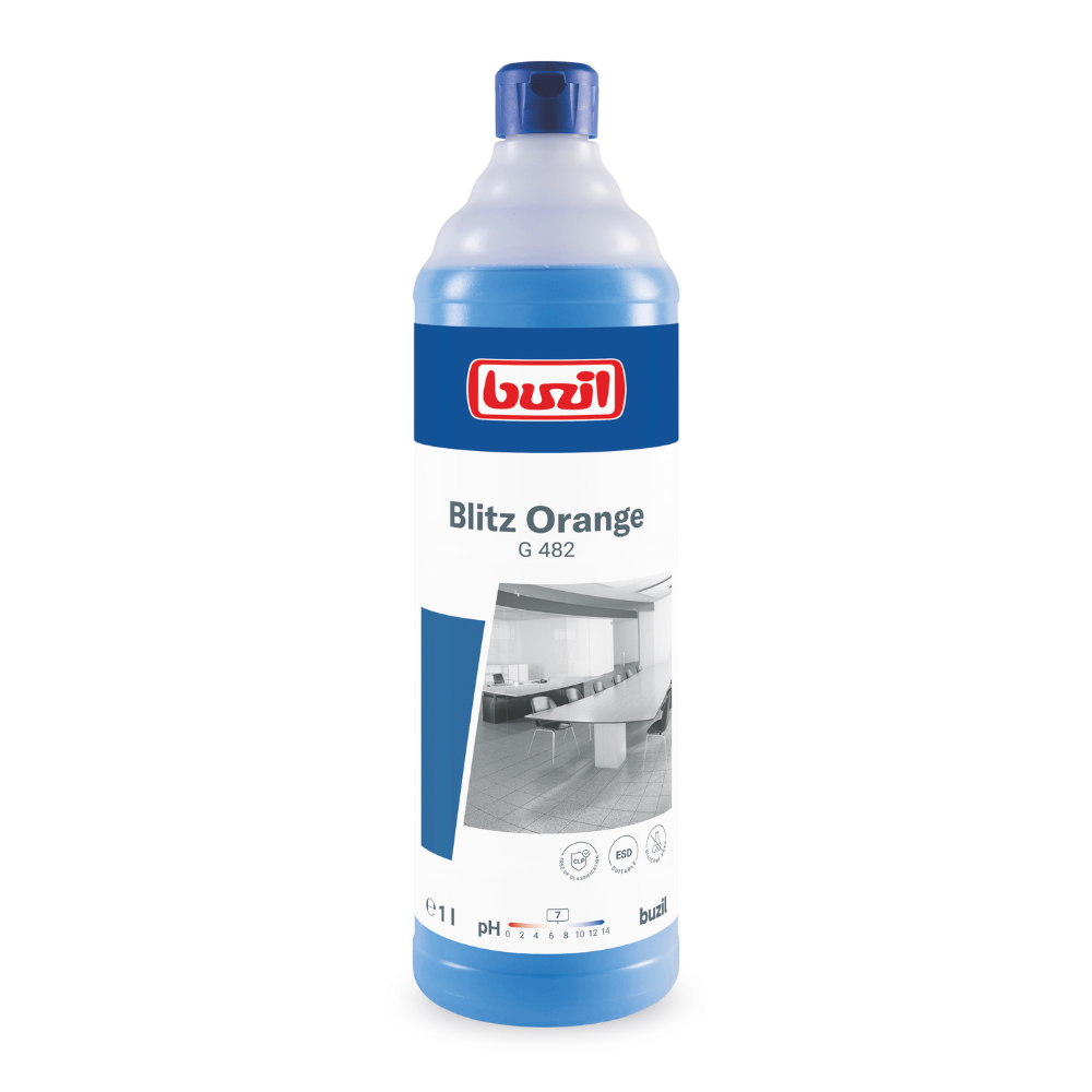 Viene esposta una bottiglia di detergente universale Buzil Blitz Orange G 482 della BUZIL-WERK Wagner GmbH & Co. KG. Presenta un'etichetta blu con testo bianco e un'immagine di una camera sterile, da cui emana un profumo d'arancia. La bottiglia è chiusa con un tappo blu e contiene sul fondo indicazioni di misura e dettagli sul valore del pH.