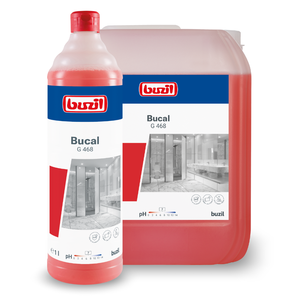 Immagine con due contenitori del detergente per la manutenzione sanitaria senza acido Buzil Bucal G 468 della BUZIL-WERK Wagner GmbH & Co. KG. Il contenitore anteriore è una bottiglia rossa da 1 litro con un'etichetta bianco-rossa, mentre la brocca sullo sfondo riflette questo design e mostra un'immagine del bagno in scala di grigi insieme ai dettagli del prodotto. Questo detergente sanitario senza acido offre prestazioni di pulizia eccellenti.