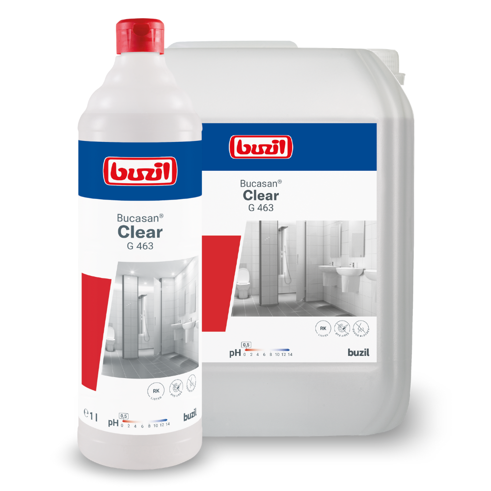 Sono esposti due contenitori con Buzil Bucasan® Clear G 463 Detergente igienico senza coloranti con blocco odori della BUZIL-WERK Wagner GmbH & Co. KG. Il contenitore bianco anteriore con coperchio rosso è accanto a una brocca grigia più grande. Entrambe le etichette mostrano immagini di bagni e sottolineano il doppio scopo: efficace come detergente igienico di routine e eccellente per la rimozione del calcare.