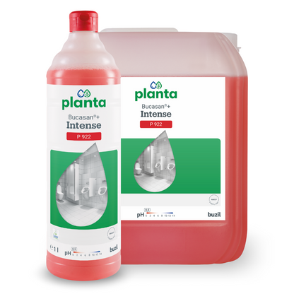 Esposti sono una grande bottiglia e un contenitore con la soluzione detergente Buzil Bucasan®+ Intense P 922, un detergente ecologico per sanitari e disincrostante a base di acido metansolfonico di BUZIL-WERK Wagner GmbH & Co. KG. La bottiglia rossa è dotata di un'etichetta con il nome del prodotto e un'immagine del bagno, mentre il contenitore è completato da uno schema di colori simile.
