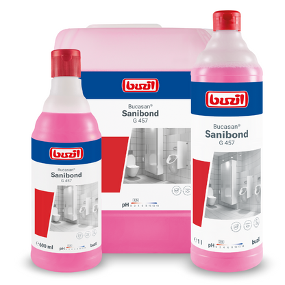 Sono esposte tre bottiglie di Buzil Bucasan® Sanibond G 457 Detergente viscoso per la manutenzione sanitaria della BUZIL-WERK Wagner GmbH & Co. KG. Le bottiglie rosa sono dotate di etichette rosso-bianche di diverse dimensioni e mostrano, oltre alle informazioni sul valore del pH, un'immagine di un bagno pulito che promette una brillantezza senza striature per una finitura impeccabile.
