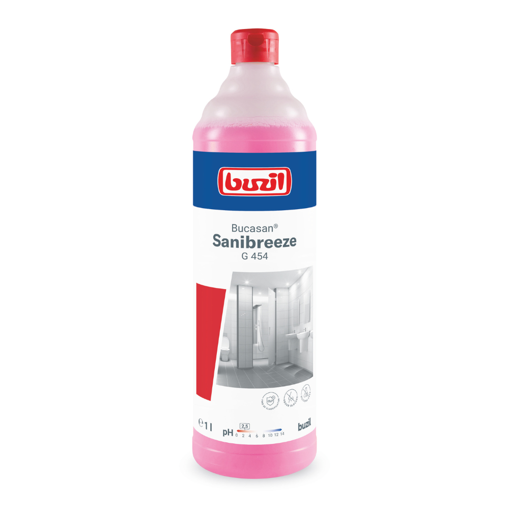 Nell'immagine c'è una bottiglia da 1 litro di Buzil Bucasan® Sanibreeze G 454, detergente per la manutenzione dei sanitari a base di acido citrico con blocco degli odori di BUZIL-WERK Wagner GmbH & Co. KG. La bottiglia rosa con tappo rosso è dotata di un'etichetta con immagini di bagni, il logo del marchio, il nome del prodotto e simboli che indicano la neutralità del pH e le certificazioni ambientali.