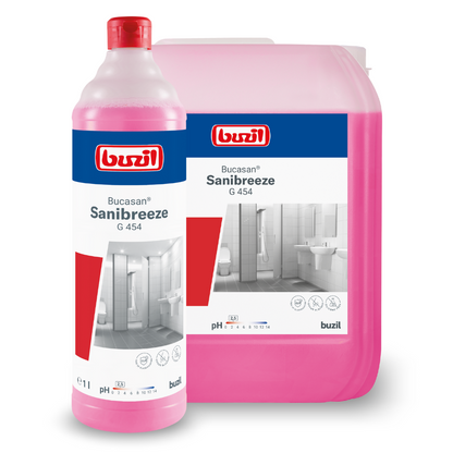 Una bottiglia e un contenitore di Buzil Bucasan® Sanibreeze G 454, detergente per la manutenzione dei sanitari a base di acido citrico di BUZIL-WERK Wagner GmbH & Co. KG, con un liquido rosa decorato con immagini di un bagno impeccabile, servono come soluzione di pulizia efficiente. La bottiglia si erge con sicurezza davanti al contenitore più grande e mostra la sua capacità di mantenere efficacemente le condizioni igieniche con la sua formula che blocca gli odori.