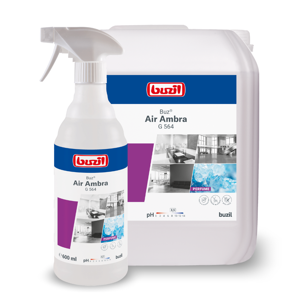 Vengono mostrati due contenitori con detergenti: una bottiglia spray e una grande tanica di ricarica. Entrambi portano l'etichetta "Buzil Buz® Air Ambra G 564 Spray per ambienti pronto all'uso con blocco attivo degli odori" di BUZIL-WERK Wagner GmbH & Co. KG, su cui sono raffigurate stanze pulite e acqua, oltre a un blocco attivo degli odori per una freschezza duratura.