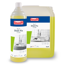 In mostra ci sono una bottiglia e un grande contenitore di Buzil Buz® Dish Fix G 530 detergente per piatti a mano e detergente neutro di BUZIL-WERK Wagner GmbH & Co. KG. Sulle etichette è raffigurato un lavello pieno di stoviglie. Questo detergente neutro è appositamente progettato per scopi di pulizia e offre un'eccezionale capacità di dissoluzione dei grassi per rimuovere efficacemente i grassi ostinati.
