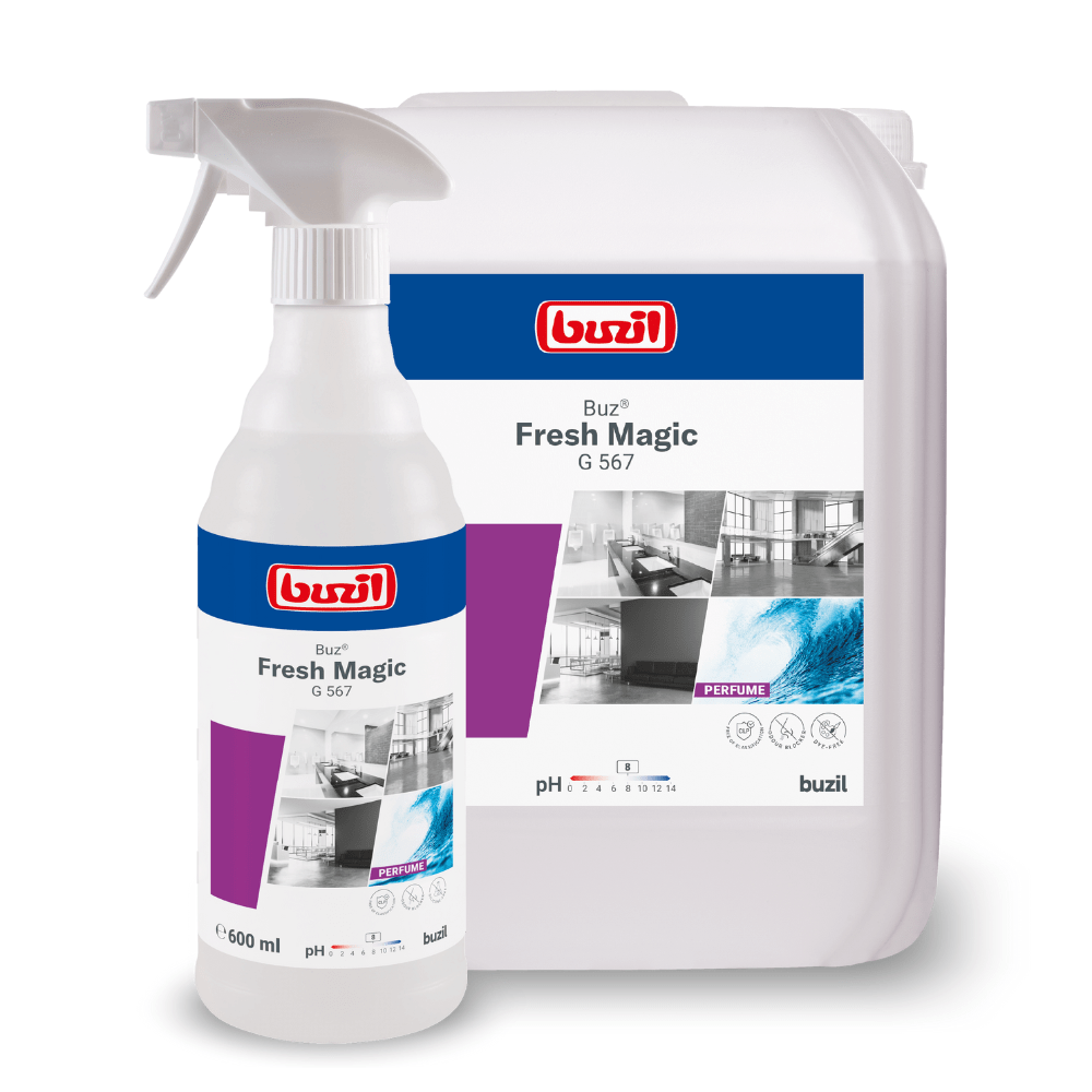 Sono esposti uno spruzzatore e un contenitore grande con Buzil Buz® Fresh Magic G 567, uno spray per ambienti pronto all'uso della BUZIL-WERK Wagner GmbH & Co. KG con blocco attivo degli odori per un'efficace neutralizzazione degli odori. Sulle etichette sono raffigurate immagini di una cucina pulita e di un bagno, oltre a informazioni sul valore del pH e sulla quantità del prodotto.