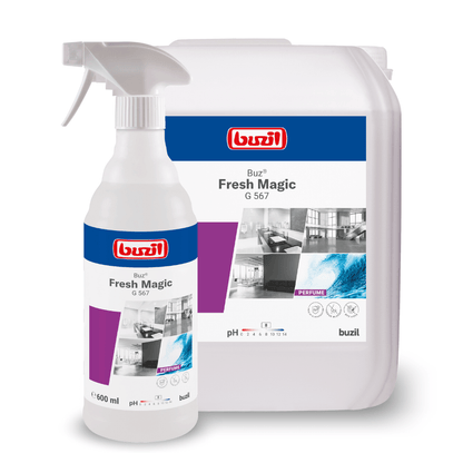 Sono esposti uno spruzzatore e un contenitore grande con Buzil Buz® Fresh Magic G 567, uno spray per ambienti pronto all'uso della BUZIL-WERK Wagner GmbH & Co. KG con blocco attivo degli odori per un'efficace neutralizzazione degli odori. Sulle etichette sono raffigurate immagini di una cucina pulita e di un bagno, oltre a informazioni sul valore del pH e sulla quantità del prodotto.