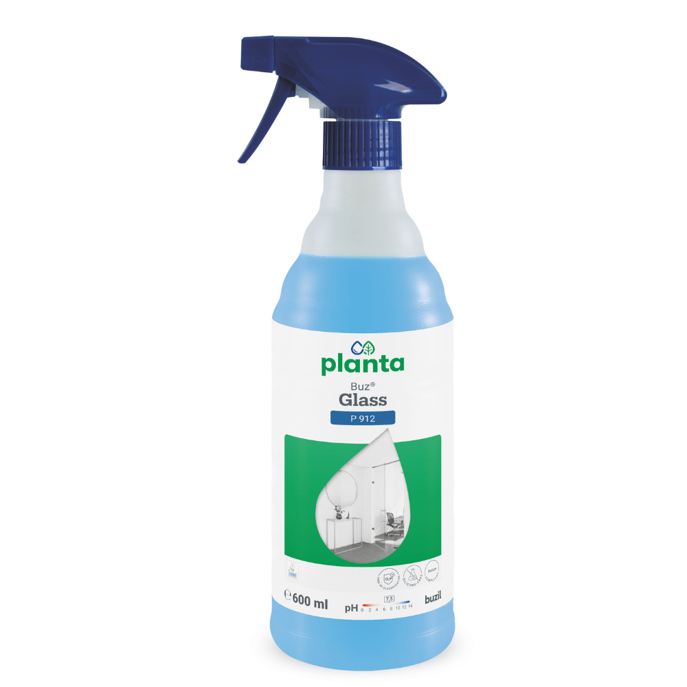 Una bottiglia da 600 ml di Buzil Planta Buz® Glass P 912 Detergente ecologico per vetri e superfici della BUZIL-WERK Wagner GmbH & Co. KG con ugello spray blu. L'etichetta è prevalentemente bianca con accenti verdi e blu e mostra un'immagine di una superficie di vetro, oltre ai dettagli del prodotto, e mette in evidenza la certificazione di eco-compatibilità.