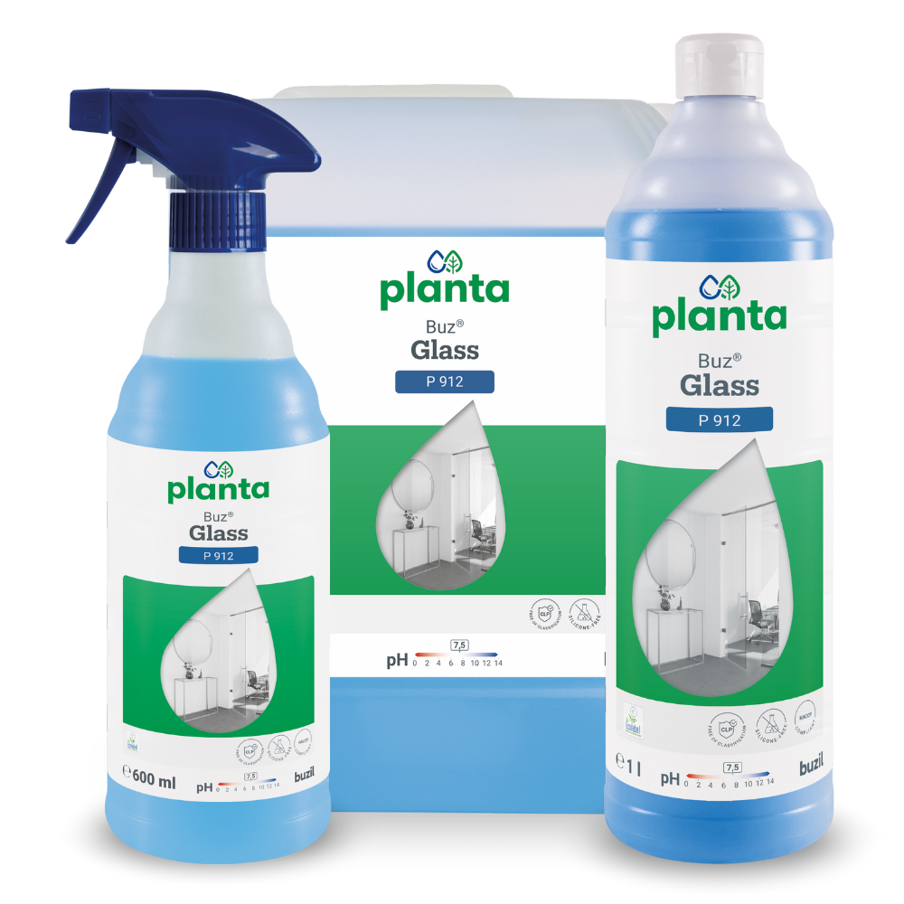 Sono esposti tre contenitori del Buzil Planta Buz® Glass P 912 Detergente ecologico per vetri e superfici della BUZIL-WERK Wagner GmbH & Co. KG, tra cui una bottiglia spray, un grande contenitore e una bottiglia alta. Le etichette verde-bianco mostrano un'immagine di una stanza con una grande finestra e sottolineano le proprietà ecologiche.