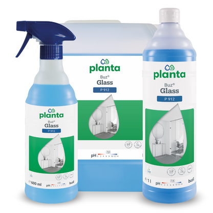 Sono esposti tre contenitori del Buzil Planta Buz® Glass P 912 Detergente ecologico per vetri e superfici della BUZIL-WERK Wagner GmbH & Co. KG, tra cui una bottiglia spray, un grande contenitore e una bottiglia alta. Le etichette verde-bianco mostrano un'immagine di una stanza con una grande finestra e sottolineano le proprietà ecologiche.